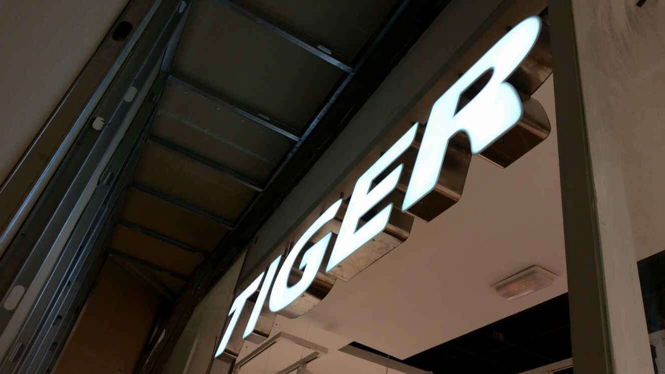 Detalle de letras con laterales metálicos e iluminación frontal