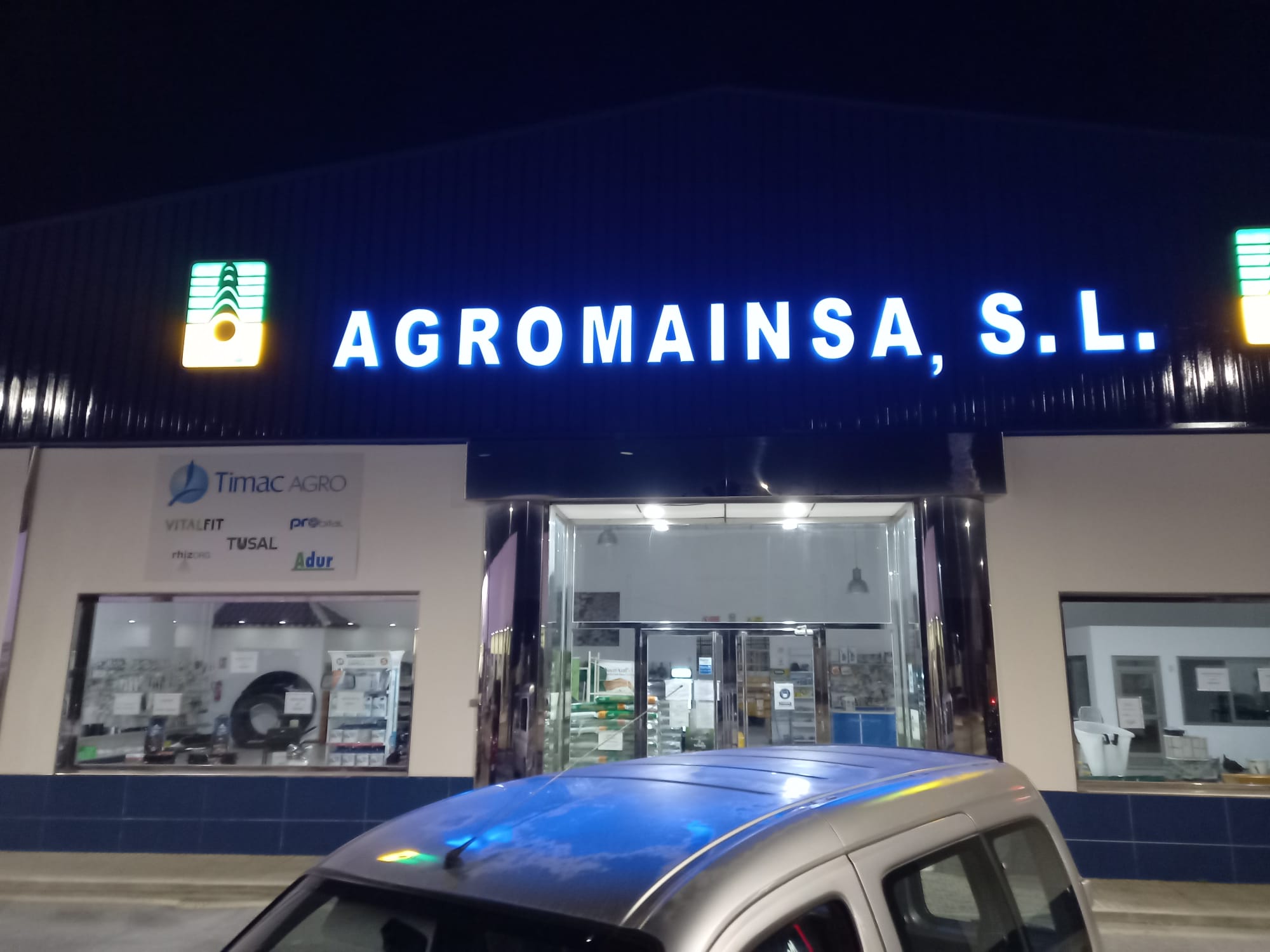 Letras luminosas en fachada